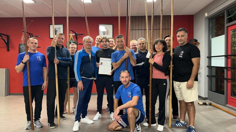 Photo de groupe avec Pierre recevant son certificat instructeur de Wing Chun par Philipp Bayer à Zoetermeer après stage 3