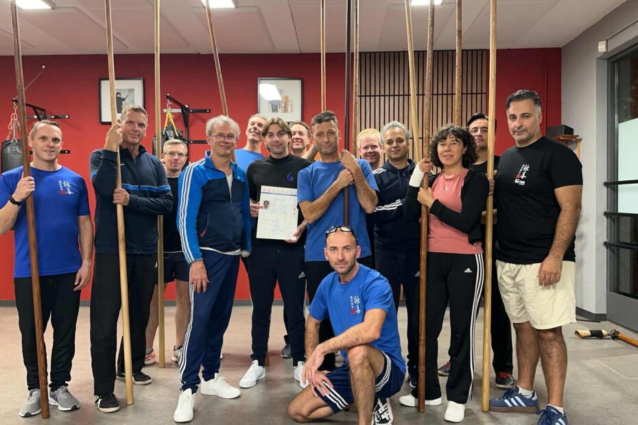 Photo de groupe avec Pierre recevant son certificat instructeur de Wing Chun par Philipp Bayer à Zoetermeer après stage 3