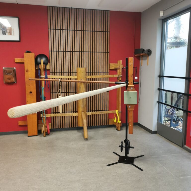 Photo d'équipement de Wing Chun pour bâton devant mannequin de bois à Zoetermeer