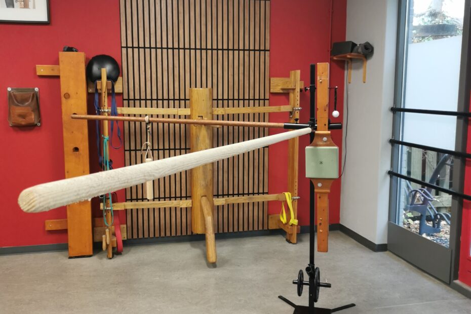 Photo d'équipement de Wing Chun pour bâton devant mannequin de bois à Zoetermeer